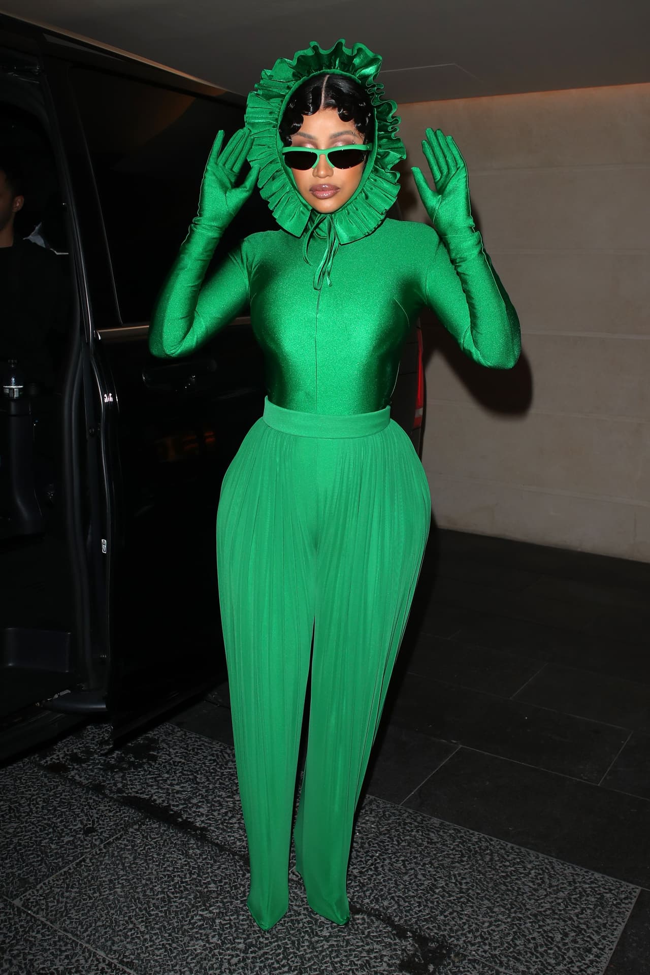Cardi B se dejó ver este domingo 3 de octubre por las calles parisinas 
<b><a href="https://www.univision.com/shows/el-gordo-y-la-flaca/de-stripper-a-fashionista-cardi-b-ha-transformado-sus-looks-con-su-ascenso-a-la-fama-video" target="_blank">con este 'total look' en verde. </a></b>
<br>
