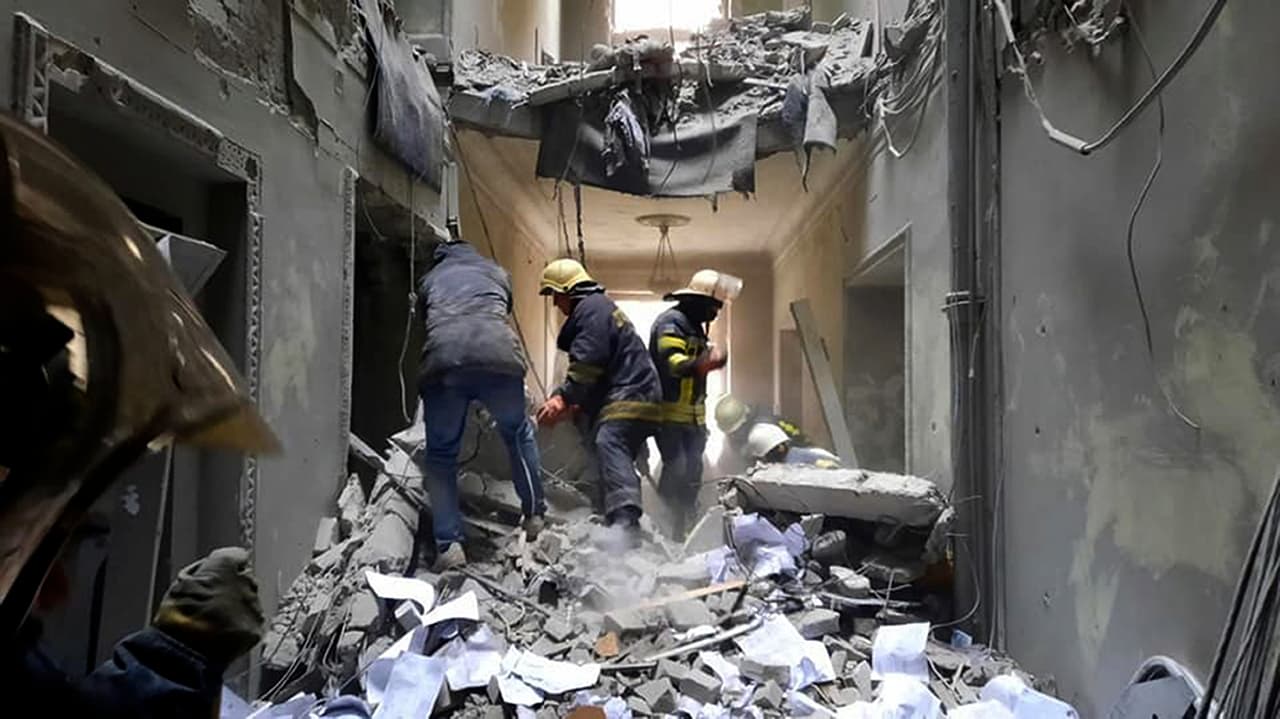 Así quedó la alcaldía de Járkov en medio de los ataques rusos. Esta foto fue provista por los Servicios de Emergencia de Ucrania el 1 de marzo de 2022.