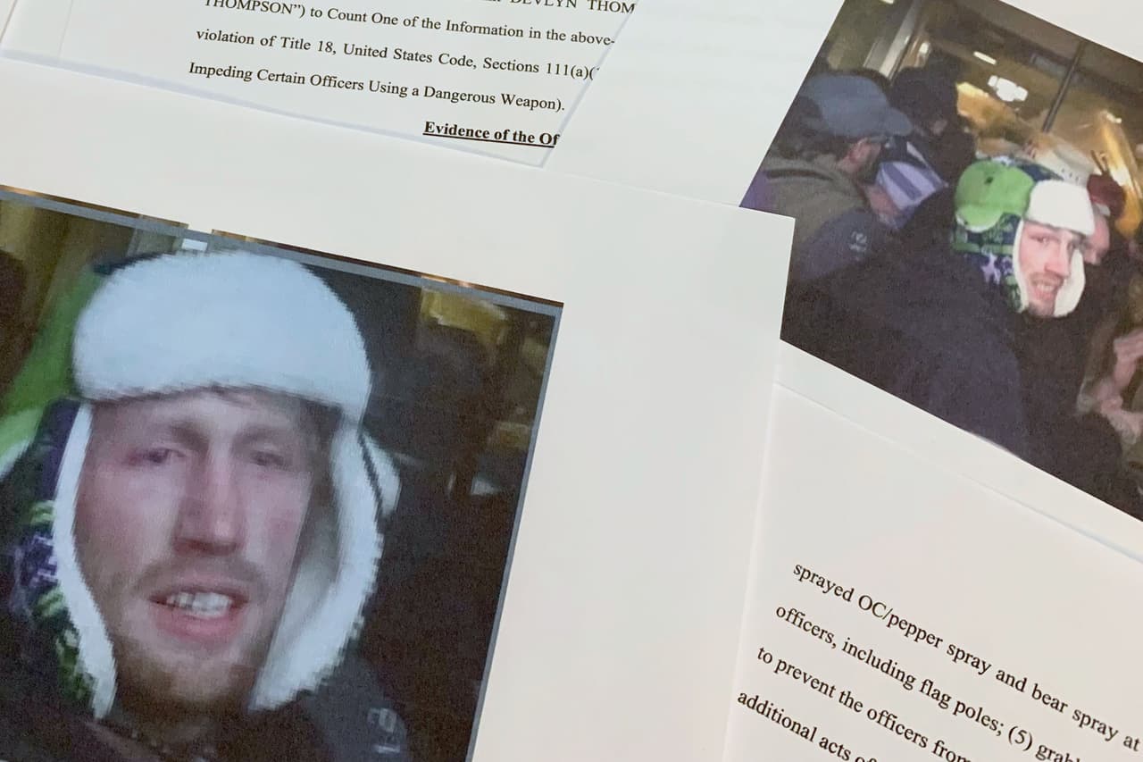 <b>Devlyn Thompson</b>
<br>
<br>Fue sentenciado a 46 meses de prisión por agredir a agentes de policía con un altavoz y una barra de metal durante el asalto al Capitolio. 
<br>
<br>Más de 140 participantes de la turba del 6 de enero de 2021 enfrentan cargos similares.
<br>