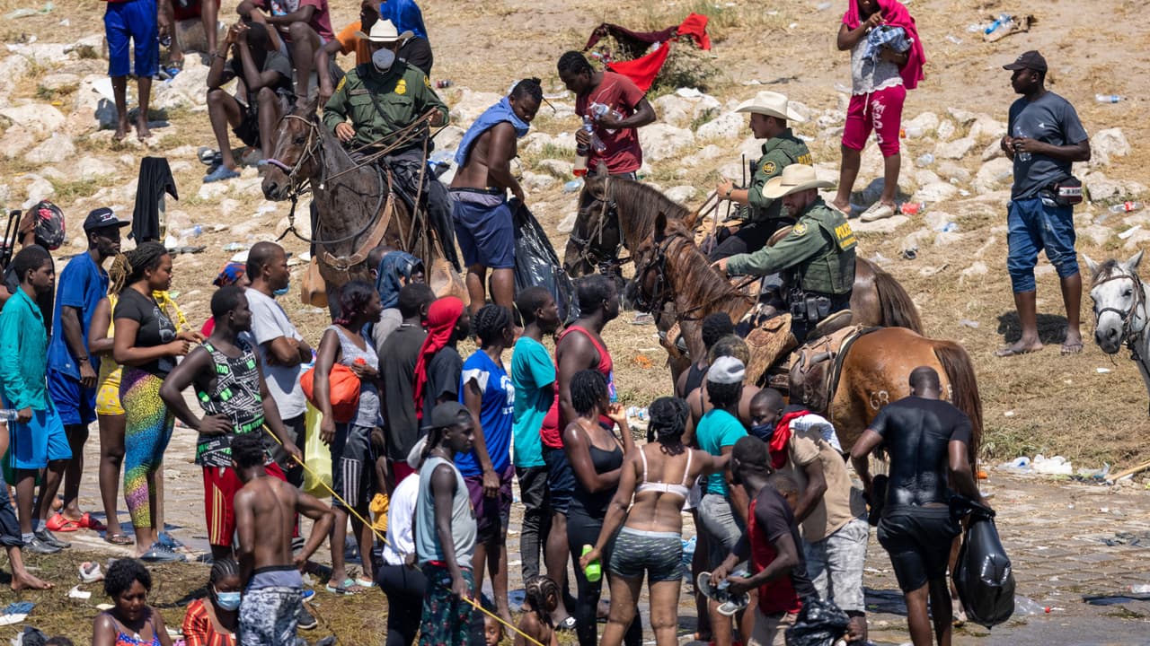 La Patrulla Fronteriza suspende los patrullajes a caballo en campamento de haitianos