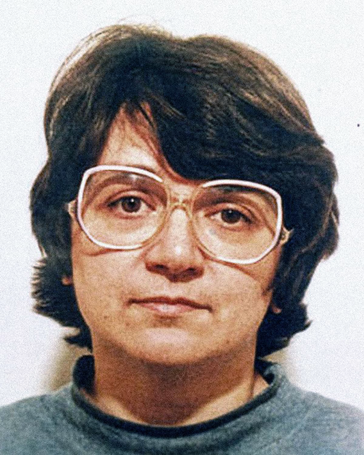 <b>Rosemary West, cómplice del asesinato de 12 mujeres</b>
<br>Rosemary Pauline y Fred West fueron una
<b> </b>pareja
<b> </b>que violó, torturó y asesinó al menos a 12 mujeres en su casa de Gloucester, Inglaterra. Sus víctimas eran chicas que pedían hospedaje, niñeras que se ofrecían a cuidar a sus hijas, secuestradas en paradas de autobuses y hasta una hija de Fred de su primer matrimonio. Los investigadores encontraron 
<a href="http://www.univision.com/noticias/asesinatos/en-fotos-la-mirada-de-los-asesinos-mas-crueles-del-ultimo-siglo-fotos">restos humanos en el jardín de su casa</a>. Fueron condenados a cadena perpetua. Fred se suicidó en prisión en 1995 y Rosemary aún continua bajo arresto.