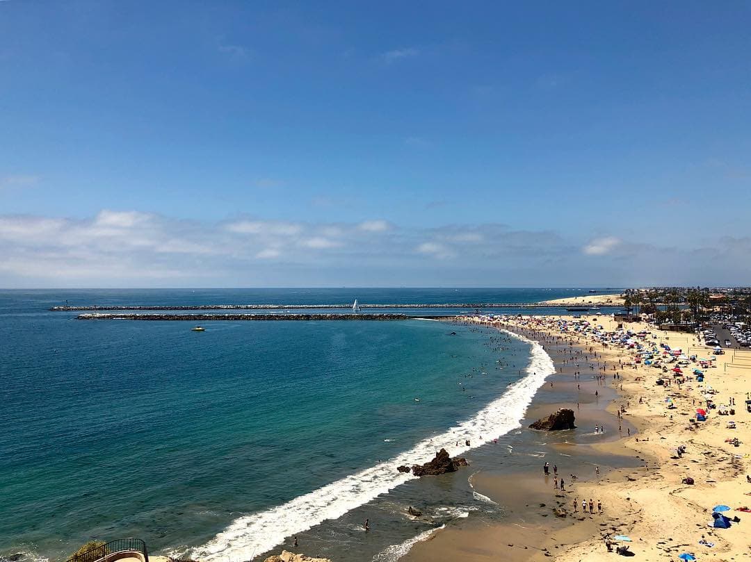 En el condado de 
<b>Orange</b> el precio promedio de una casa en 
<b>venta es de un millón de dólares</b>. Esto significa que para adquirir una vivienda se necesitan al menos 
<b>$182,400 de salario y el pago mensual sería de $4,560 dólares.</b>
