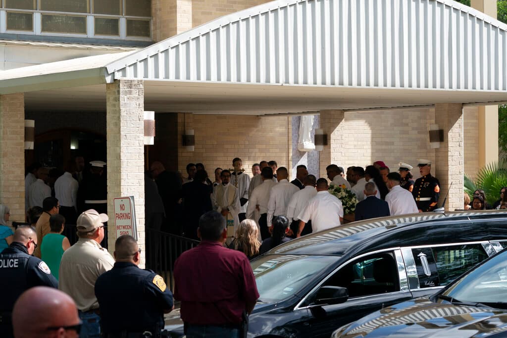 Los funerales y entierros de las víctimas comenzaron el lunes y continuará hasta mediados de junio. Familiares de Irma y Joe querían que los 
<a href="https://www.univision.com/local/san-antonio-kwex/irma-garcia-joe-garcia-familia-entierro-juntos">enterraran y les hicieran el funeral juntos. </a>