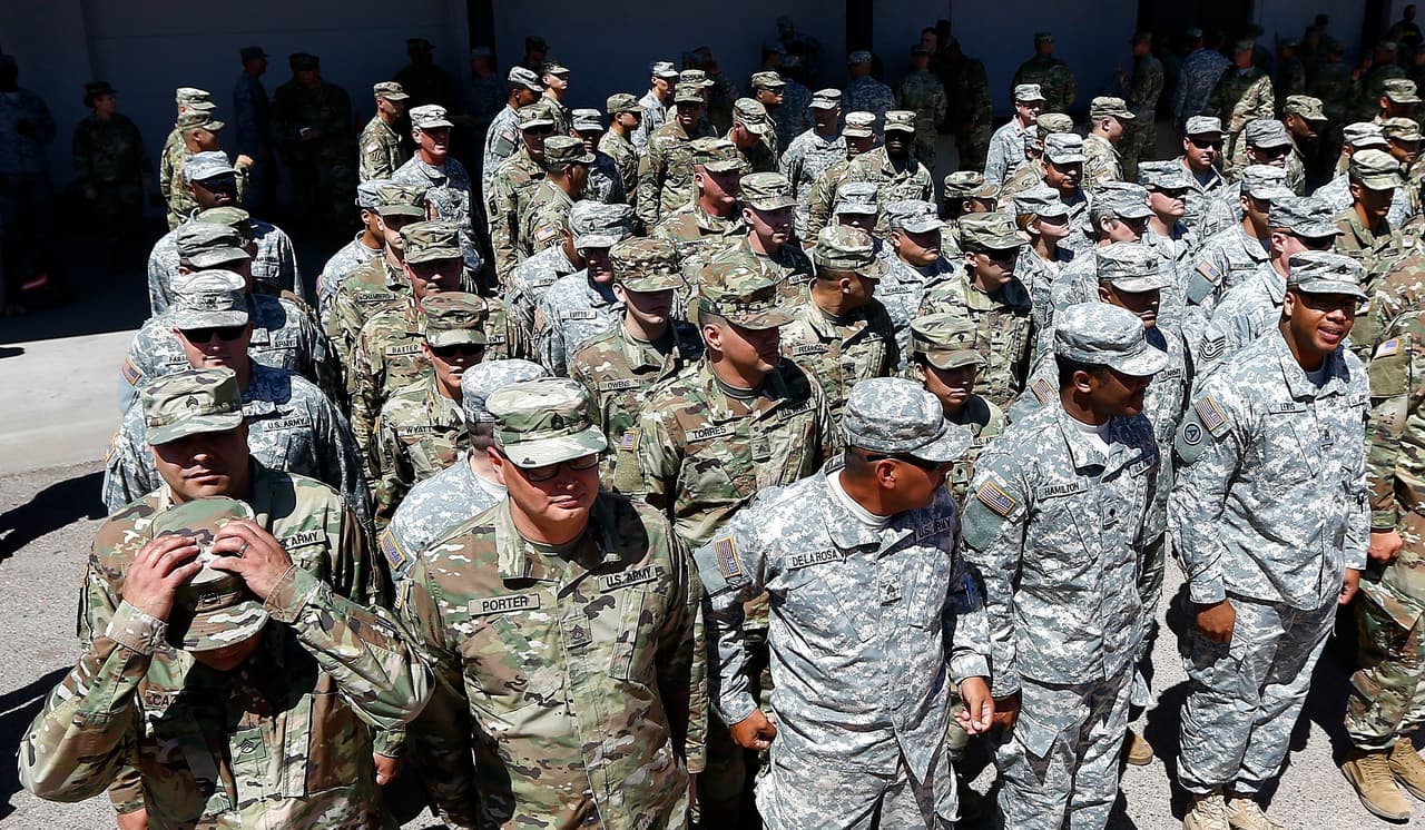 Desplegados de inmediato. Arizona anunció este lunes que desplegaría a desplegará 225 miembros de la Guardia Nacional en la frontera de Estados Unidos y México este lunes, en los sectores de Tucson y Yuma. En la imagen, los soldados están alineados en el cuartel del Papago Park Military Reservation a la espera del gobernador del estado, Doug Ducey.