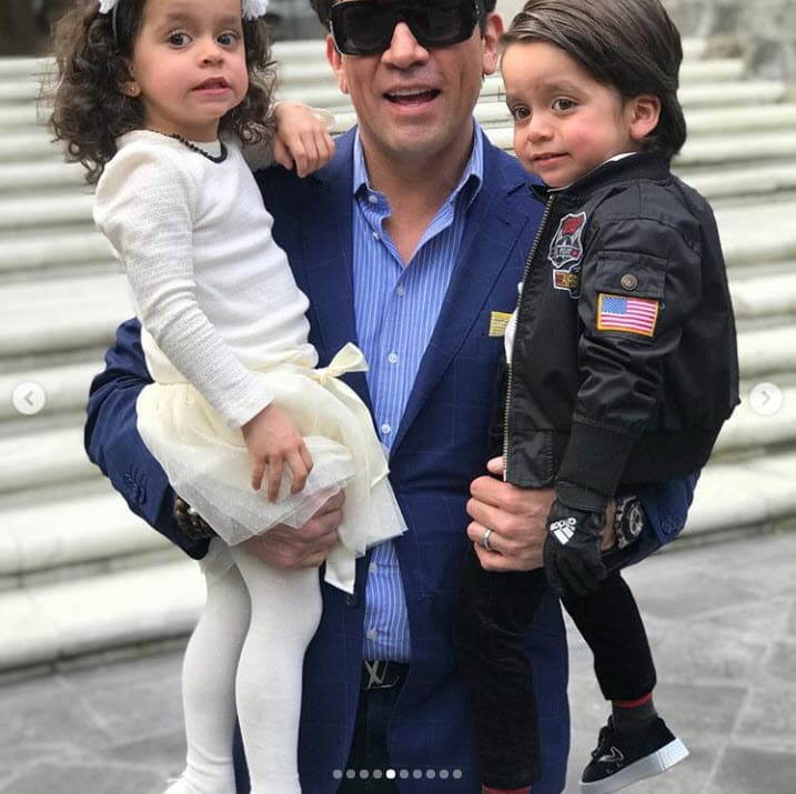 Aunque dice que el niño tiene mayores rasgos del actor, Álvarez reconoció que su hijo se parece a ella en lo hábil que es con los números: "Es bueno para las matemáticas, ahora que regresaron a la escuelita por un tiempo me dijo la maestra 'qué bien va León en matemáticas' y estoy muy contenta por eso". 
<br>