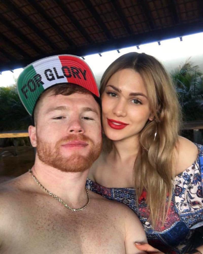 La ceremonia y la fiesta se llevaron a cabo entre velas, cientos de flores blancas y una increíble vista al mar. La pareja disfrutó de la voz de la cantante chilena Mon Laferte, quien amenizó el evento.