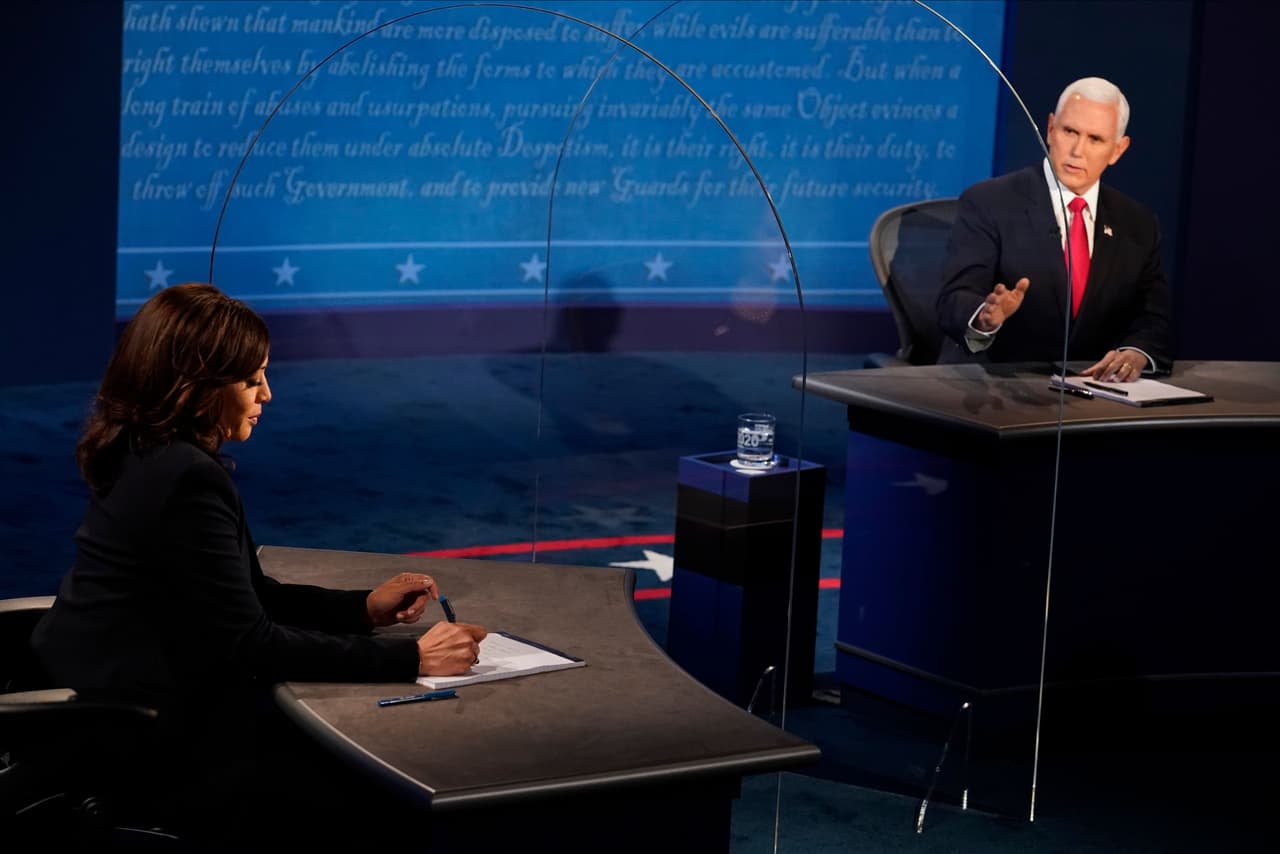 Respecto a una pregunta sobre el aborto, Pence dijo: "Soy pro-vida y no me disculpo por ello" y acusó falsamente a los dem´ócratas de querer usar fondos federales para clínicas de aborto.
