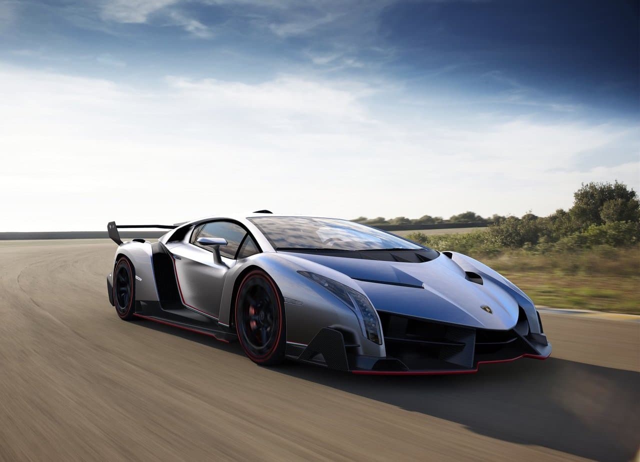 <b>16) Lamborghini Veneno – 417,881 publicaciones</b>
<br>Potencia: 740 caballos de fuerza
<br>0-60 mph (98 km/h): 2.8 segundos
<br>Velocidad máxima: 221 mph (356 km/h)
<br>Precio: $4.5 millones
<br>