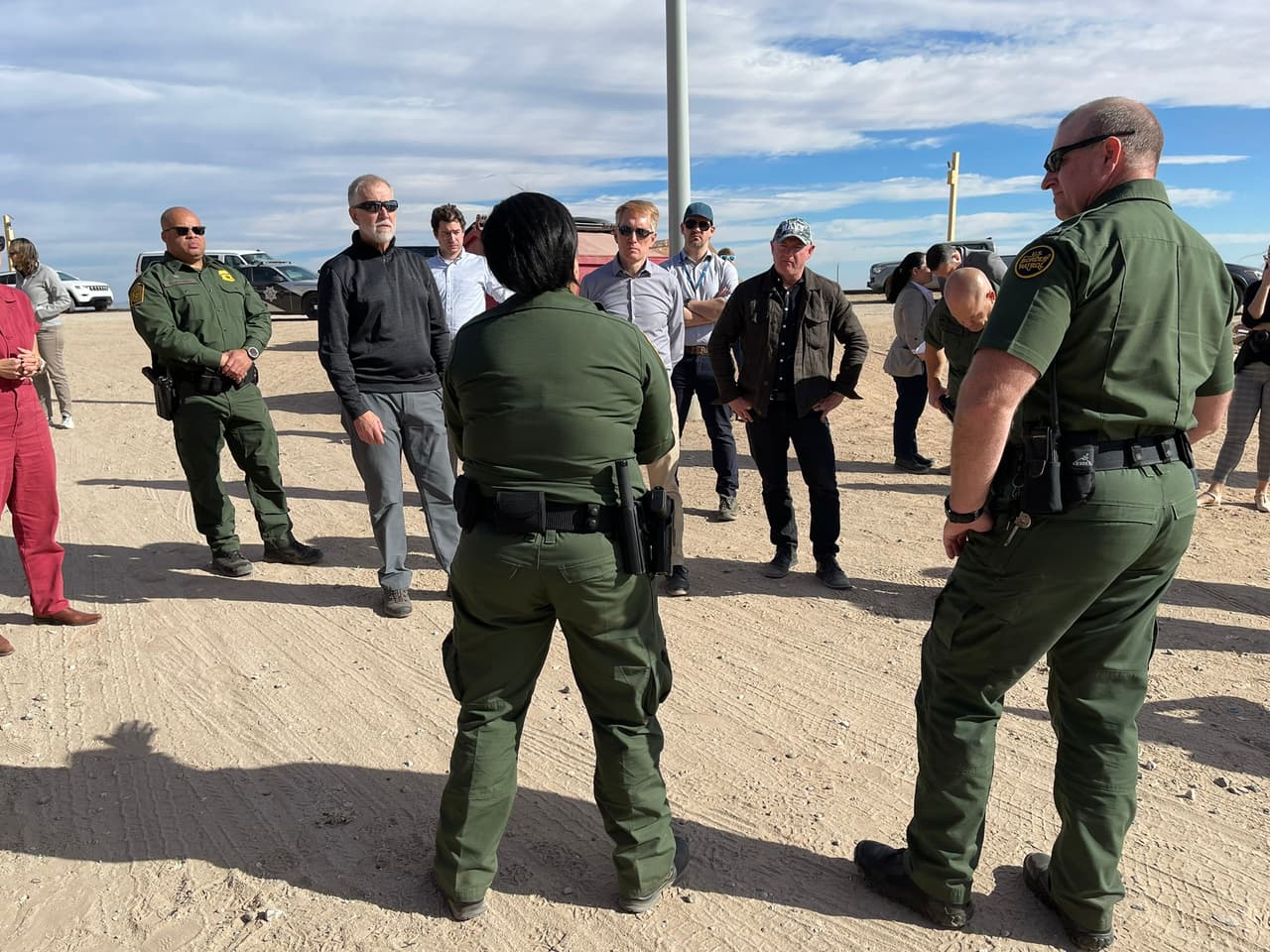 El senador de Arizona Mark Kelly regresó a la frontera sur para su octava visita desde que fue elegido por primera vez en 2020, esta vez se unió a una delegación bipartidista del Congreso que incluía a los senadores Kyrsten Sinema, John Cornyn, Thom Tillis, James Lankford, Chris Coons, Jerry Moran y Chris Murphy. La visita de dos días del grupo bipartidista comenzó en El Paso, Texas y concluyó en Yuma, Arizona, se centró en los impactos de la actual crisis fronteriza en las comunidades fronterizas y las fuerzas del orden público y examinó posibles soluciones para asegurar mejor la frontera y arreglar la inmigración. sistema.