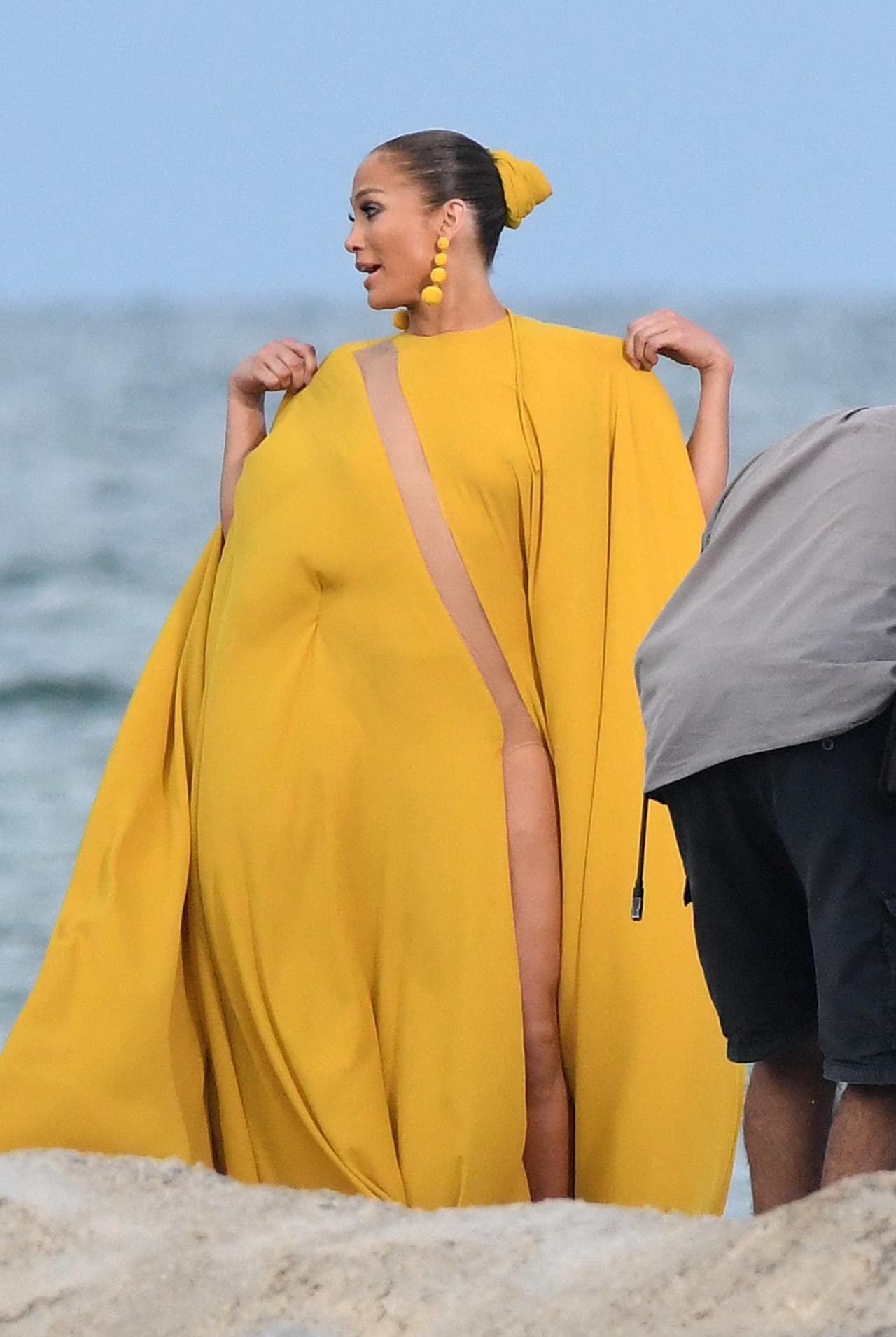 Jennifer López tenía que andar pendiente al vestido, valorado en cerca de 4,000 dólares, para evitar que las transparencias se abultaran.