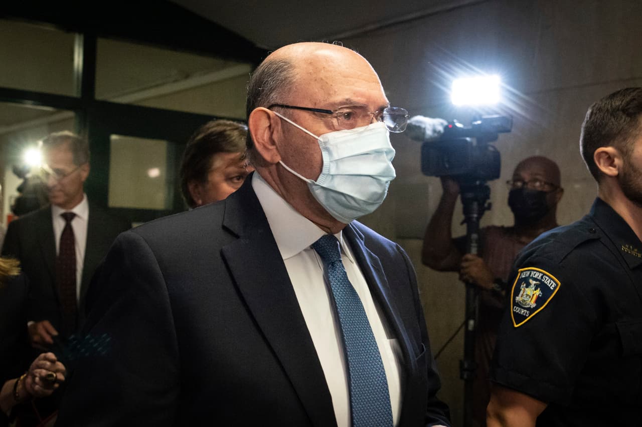 Allen Weisselberg, director de finanzas de la Organización Trump durante muchos años, tomaba decisiones clave sobre la manera en que la compañía llevaba su contabilidad, pero no parecía estar cooperando con la investigación sobre los pagos a Daniels y McDougal. Durante su testimonio ante el Congreso en 2019, Cohen dijo que fue Weisselberg el que decidió cómo estructurar su reembolso por el pago a Daniels. Se declaró culpable del fraude fiscal en la Organización Trump y cumple una breve sentencia en prisión que finaliza en abril.