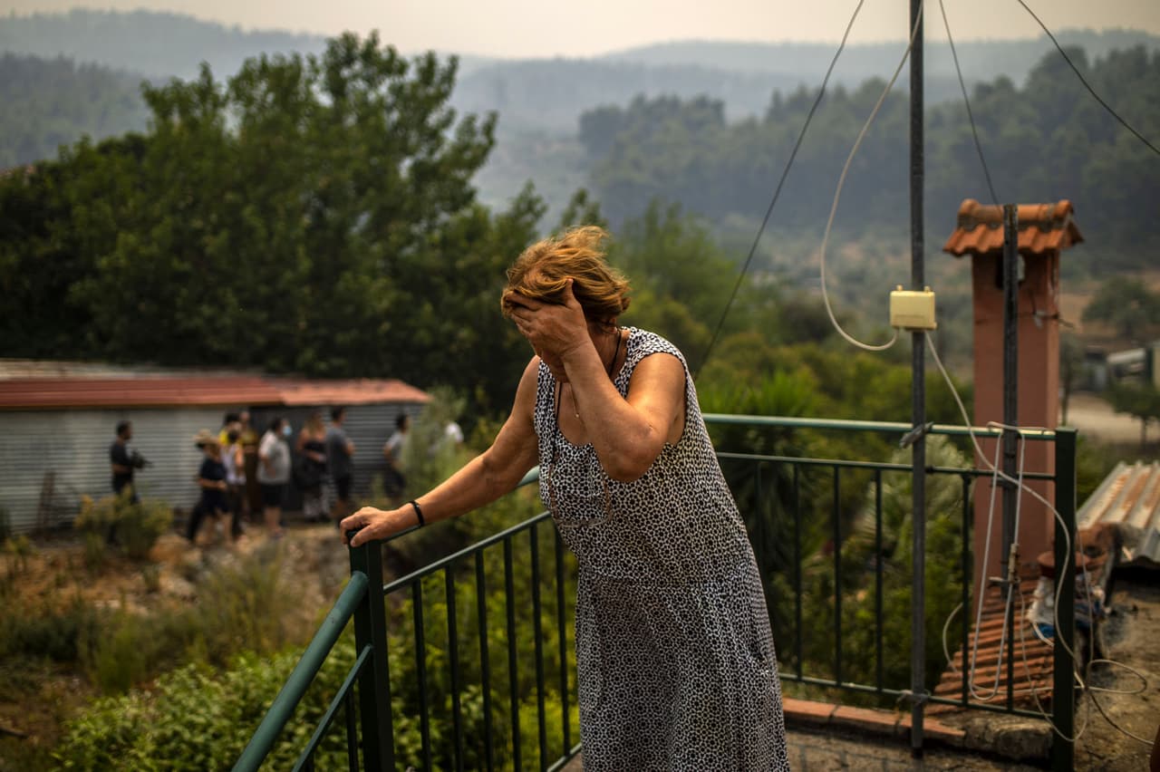 <b>Incendios incontrolables y una ola de calor histórica en Grecia </b>
<br>
<br>Una mujer desesperada por los incendios que devastan la isla de Evia, Grecia, el 10 de agosto de 2021. La mayor ola de calor en los últimos 30 años en este país trajo
<a href="https://www.univision.com/noticias/mundo/incendios-forestales-grecia-fuegos-cambio-climatico-fotos"><u> una serie de incendios forestales que han llevado al límite a las autoridades</u></a>. Al mismo tiempo, otros incendios afectan a sus vecinos en el Mediterráneo, justo cuando la ONU hizo público un reporte donde advierte que el calentamiento de la Tierra es un “
<a href="https://news.un.org/en/story/2021/08/1097362"><u>código rojo para la humanidad</u></a>”.