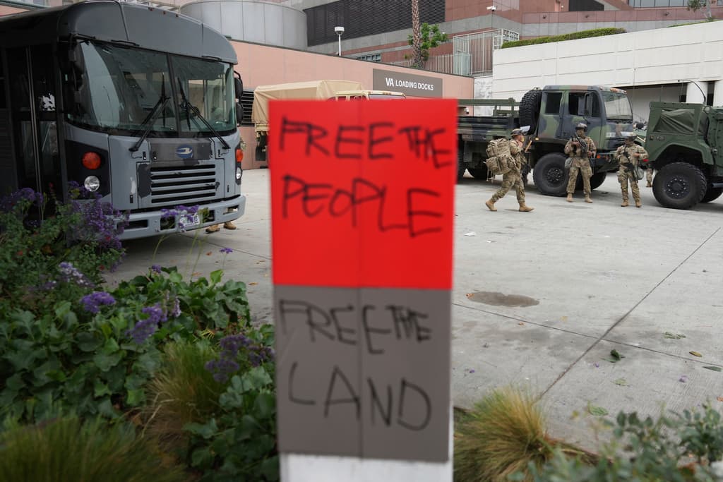 Las manifestaciones contra el Servicio de Control de Inmigración y Aduanas (ICE) se mantienen en Los Ángeles, con algunas convocatorias para 
<b><a href="https://www.univision.com/noticias/inmigracion/trump-ordena-desplegar-la-guardia-nacional-por-las-protestas-contra-ice-en-los-angeles-newsom-national-guard" target="_blank">este domingo, cuando ya la Guardia Nacional estará imponiendo orden</a></b>.
