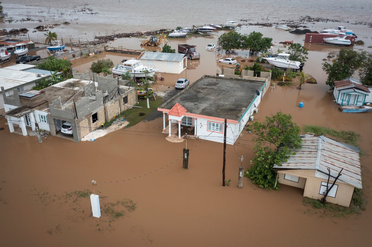Fiona deja más lluvia en Puerto Rico mientras siguen los rescates