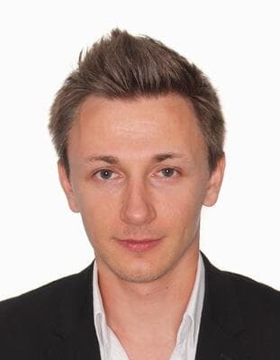 <h3 class="cms-H3-H3">Maksim Viktorovich Yakubets</h3>
<br>
<h3 class="cms-H3-H3">($5 millones) </h3>
<br>
<br>El ucraniano es acusado de participar en la instalación de un software malicioso conocido como 'Zeus', mismo que se difundió a través de correos electrónicos, 
<b>con la finalidad de capturar las credenciales bancarias en línea de las víctimas.</b>
<br>
<br>Yakubets fue acusado de manera formal el 22 de agosto de 2012 bajo el apodo de “aqua” de formar parte de una organización criminal que conspiró para 
<b>cometer fraude informático, robo de identidad y múltiples cargos de fraude bancario. </b>