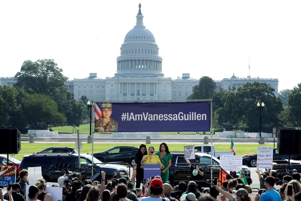 Miembros de la familia de la soldado de primera clase Vanessa Guillén se dirigen a una manifestación de simpatizantes para pedir justicia y que el Congreso investigue la muerte de Vanessa en el National Mall frente al Capitolio de los Estados Unidos el 30 de julio de 2020 en Washington, DC..