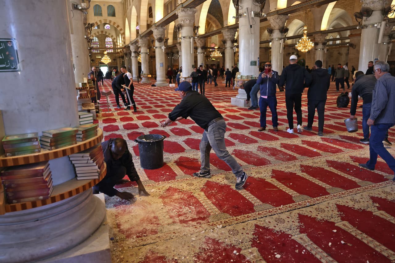 Según un fotógrafo de la AFP en el lugar, los enfrentamientos fueron intensos y más de una centena de palestinos participaron tirando proyectiles contra las fuerzas de seguridad israelíes. "No tenemos ningún interés en que el Monte del Templo se convierta en centro de violencias. Ello perjudicaría a la vez a los musulmanes del lugar y a los judíos del Muro de las Lamentaciones" comentó el ministro israelí de Seguridad pública Omer Bar-Lev. 
<br>