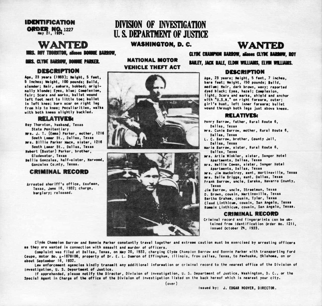 Uno de los carteles donde el FBI solicitaba ayuda para encontrar a la pareja criminal en 1934. Además de los cargos de robo de automóviles, Bonnie y Clyde eran sospechosos en otros delitos. En el momento en que fueron asesinados se creía que habían cometido al menos 13 asesinatos y varios y robos. Barrow, era sospechos de asesinar a dos policías en Joplin, Missouri, y de secuestrar a un hombre y una mujer en una zona rural de Louisiana, que liberó cerca de Waldo, Texas.