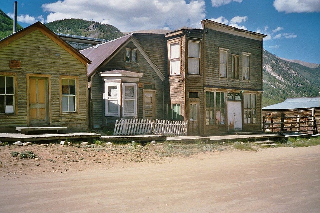 <b>St. Elmo, EEUU. </b>
<a href="https://www.colorado.com/ghost-towns/st-elmo-ghost-town" target="_blank">Originalmente se llamó Forrest City en 1880, Saint Elmo, en Colorado</a>, fue renombrada más tarde. Las minas de oro y plata atrajeron a los mineros haciendo que el pueblo tenga en su apogeo hasta unos 2,000 residentes. Con el cierre del servicio de trenes en 1926, 
<b>la ciudad disminuyó su población progresivamente hasta que para 1958 quedó prácticamente vacía.</b> 
<b>Es uno de los pueblos fantasmas mejor conservados de EEUU.</b> Ubicado al suroeste de Buena Vista en Chalk Creek Canyon, cuenta con más de 40 edificios entre ellos un salón, cárcel y casas particulares.
<br>
<br>
