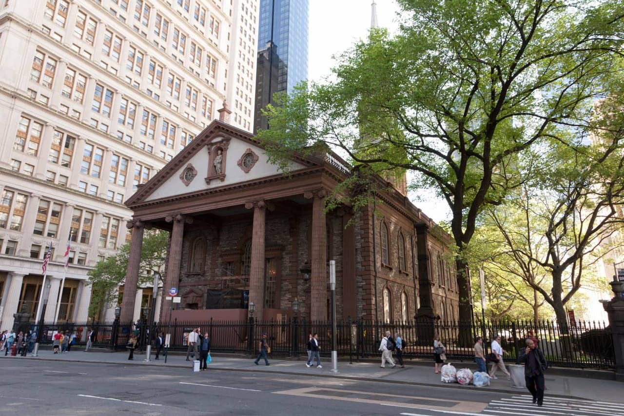 <b>St. Paul’s Chapel (Manhattan, 1764)</b>
<br>
<br>St. Paul's Chapel, ubicada en Broadway y Fulton Street, es el edificio más viejo de Manhattan. La capilla fue construida en 1766, y sigue albergando una comunidad de feligreses como parte de la iglesia Trinity en Wall St. Se dice que George Washington oró aquí y también fue sitio de refugio para muchos durante los atentados de 9/11.