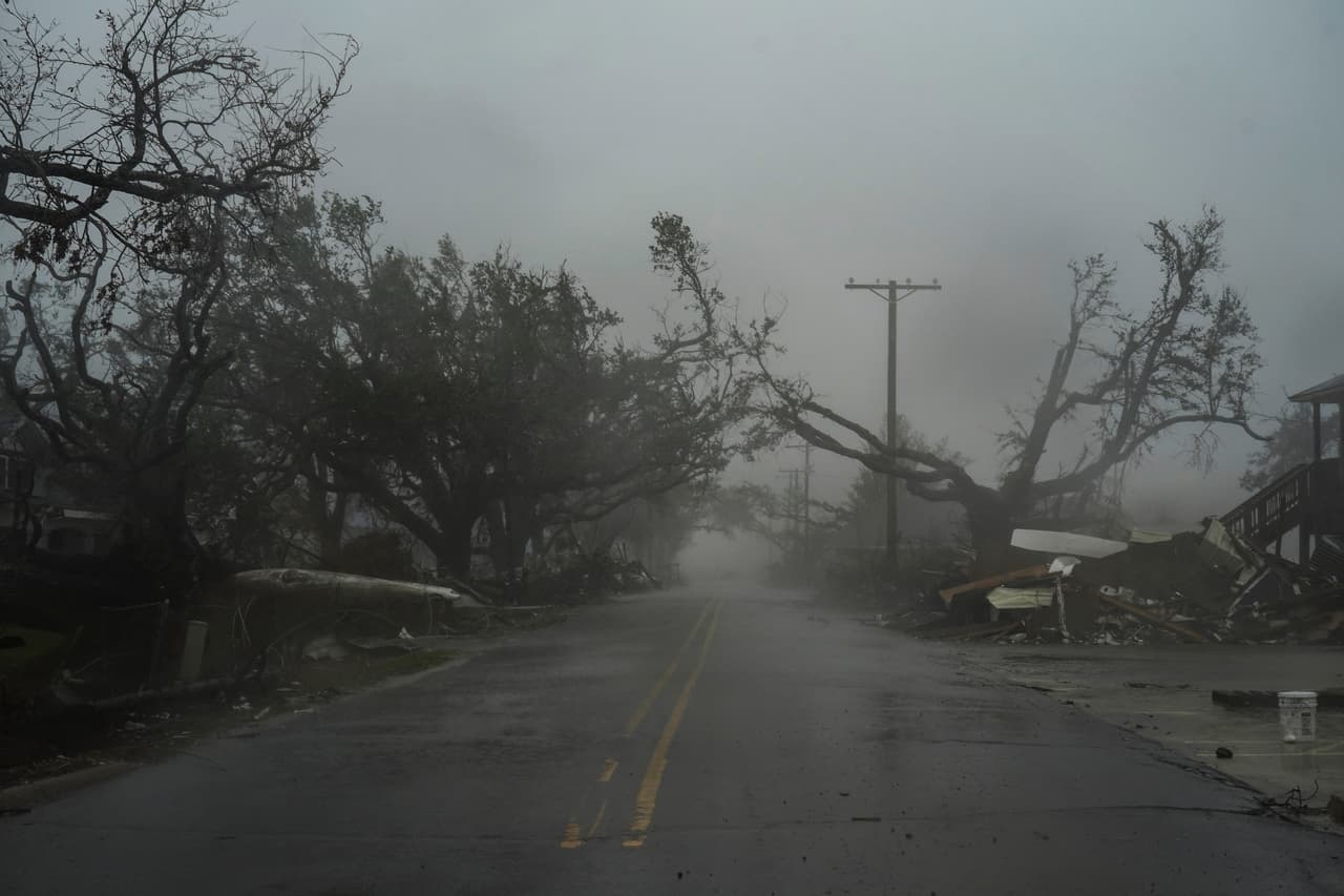 Los cortes de energía en Louisiana y la vecina Texas 
<b>han afectado a 330,000 hogares y negocios este viernes poco después de que la tormenta llegara a tierra,</b> según el sitio web de seguimiento 
<a href="https://poweroutage.us/" target="_blank">PowerOutage.us. </a>Delta se encontró con muchos paisajes todavía en ruinas debido al impacto de Laura, en lo que ha sido una temporada de huracanes caótica que no ha dado respiro en la región. 
<br>