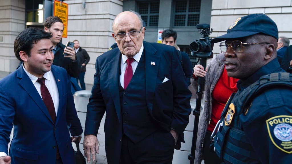 Giuliani se declara en bancarrota luego de que le ordenaron pagar "inmediatamente" $148 millones a dos mujeres que difamó
