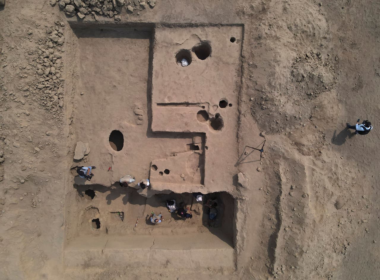 Huamán y sus colegas son los únicos expertos trabajando en el gigantesco complejo de 167 hectáreas, ubicado en los alrededores de la capital peruana que tiene casi 10 millones de habitantes. 
<br>
<br>Estiman que las excavaciones en esa zona son aún mínimas y lo conocido no sobrepasa ni el 1% de todo lo oculto bajo la tierra.