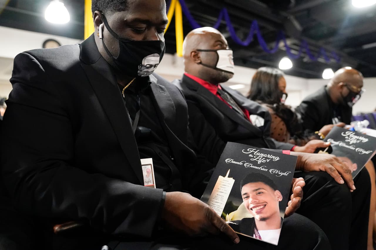 Brandon Williams, sobrino de George Floyd, con el programa de los servicios funerarios de Daunte Wright en el templo Shiloh de Minneapolis.