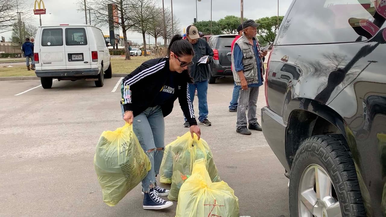 Miembros de Fe y Justicia Worker Center, acompañados de personal del Consulado de México en Houston y de la policía,
<b> visitaron uno de estos lugares para asistir a los jornaleros a las afueras de un Home Depot </b>por la autopista 59.