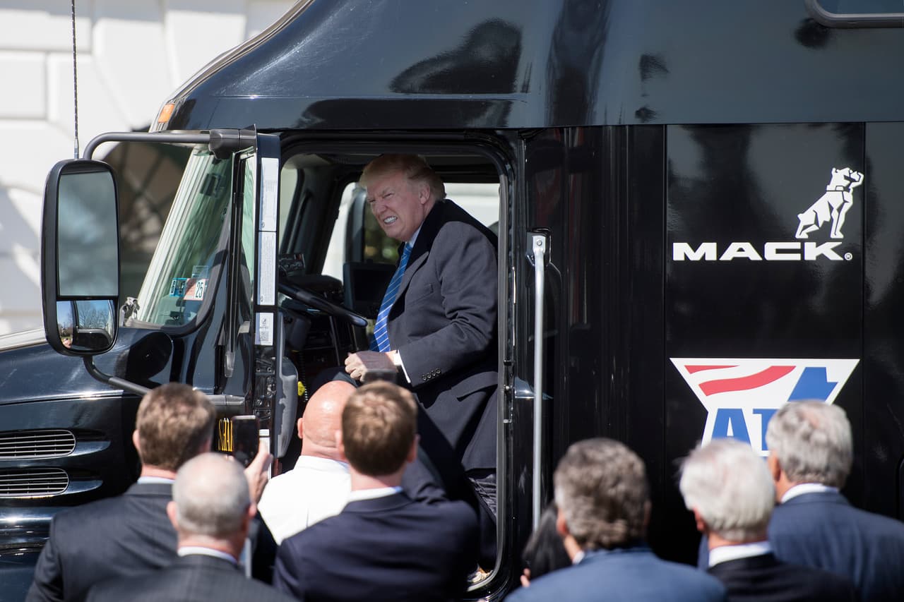 Para los asistentes fue obvio que el presidente disfrutó de su visita a la cabina del camión.