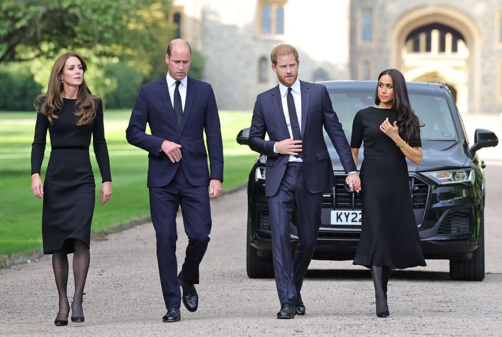 De acuerdo con una fuente del Palacio de Kensington, 
<b>el príncipe William invitó</b> a Harry y Meghan Markle a que los acompañaran, a él y a Kate Middleton, a ver los arreglos florales y otros tributos que el pueblo ha llevado en honor a la reina a las afueras del Castillo de Windsor.
<br>