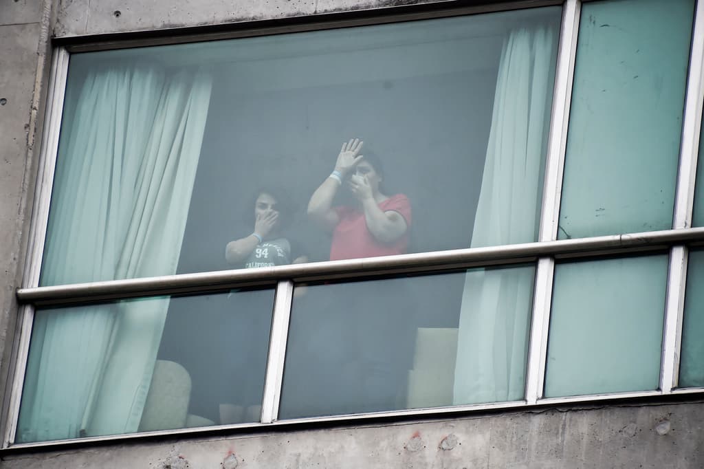 "Por favor, ayúdennos": el hotel de Panamá en el que migrantes deportados desde EEUU permanecen custodiados