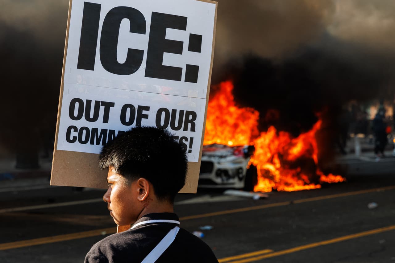 Las protestas de ese domingo se dieron luego de que el presidente Donald Trump anunciara que enviaría 
<a href="https://www.univision.com/local/los-angeles-kmex/trump-envio-guardia-nacional-los-angeles-newsom-anuncia-demanda">al menos 300 miembros de la Guardia Nacional</a> a la ciudad, una decisión por la que el gobernador Newsom presentó una demanda. 
<br>