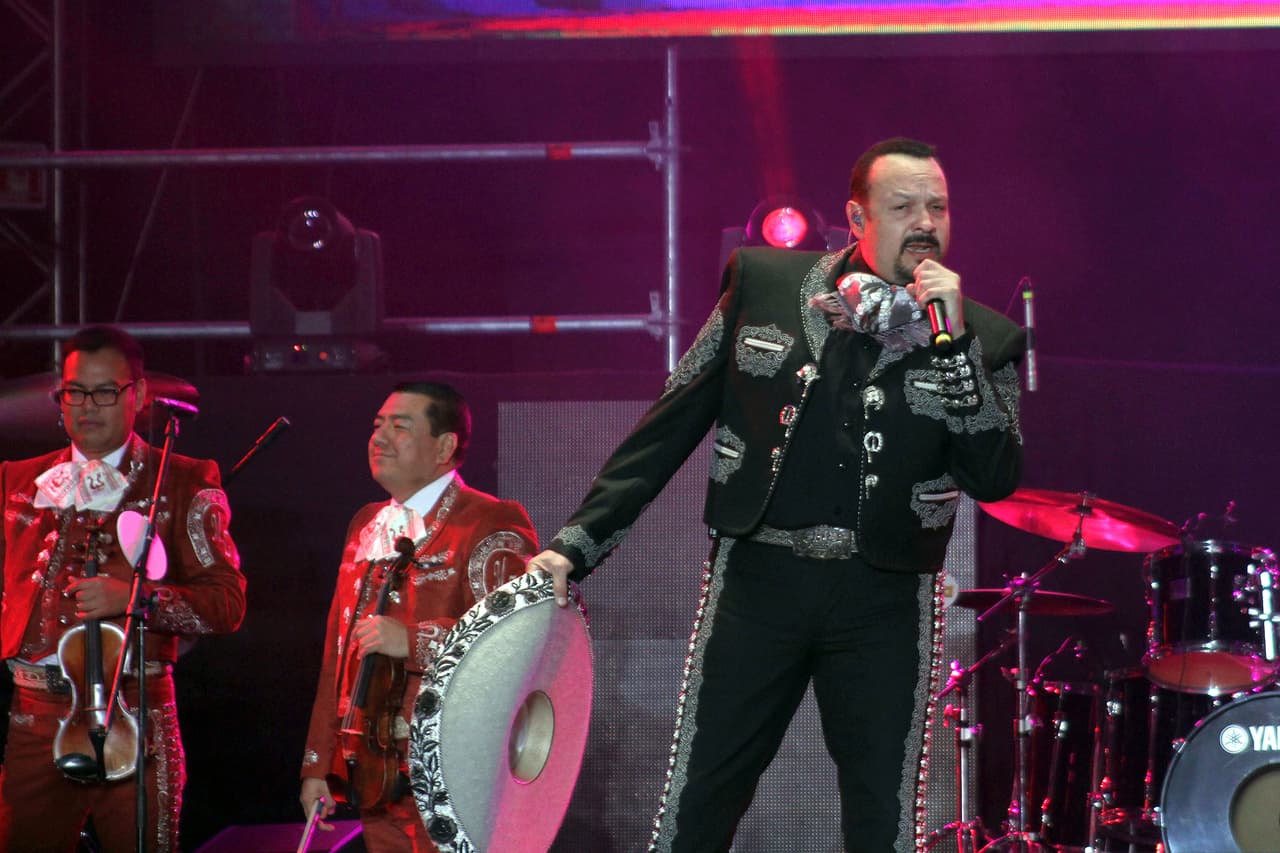 Todo indica que su hija pasa por lo que él vivió con el 'Charro de Huentitán'. En octubre del año 2013, Pepe Aguilar lanzó un 
<b><a href="https://www.univision.com/musica/pepe-aguilar-rinde-homenaje-a-vicente-fernandez-en-nuevo-disco" target="_blank">disco homenaje para don Vicente</a></b> que llevó por título 'Lástima que seas ajena'. 
<br>