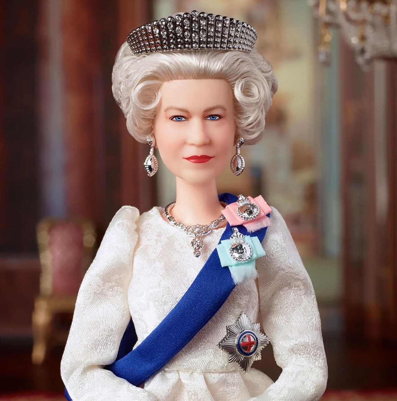 Su atuendo es uno de sus 'looks' más icónicos: un elegante vestido color marfil y una cinta azul adornada con las insignias de la orden real. Sin embargo, su rostro no llegó a convencer a varios internautas.