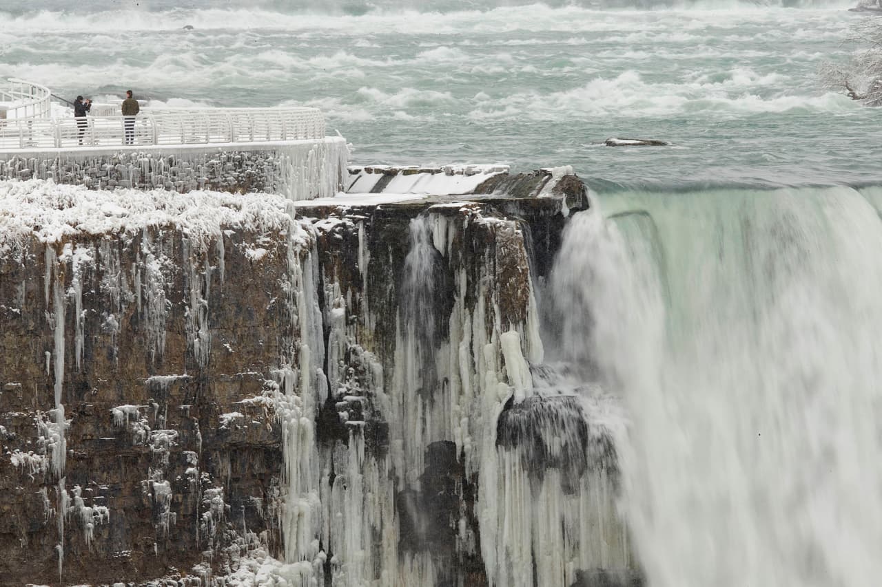 <a href="https://www.niagarafallsusa.com/"><u>Según reseña</u></a> niagarafallsusa.com, las cataratas son demasiado voluminosas para congelarse totalmente. Sin embargo, antes de 1964 el hielo podía bloquear el flujo de agua río arriba provocando que la caída de agua se detuviera casi totalmente.