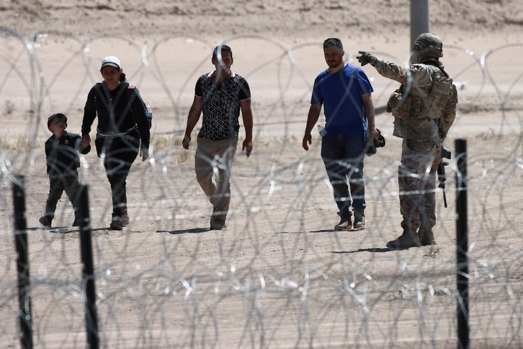 La administración Biden ha introducido nuevas vías legales para que algunos migrantes puedan ingresar en EEUU. Hasta 30,000 personas al mes de Haití, Cuba, Nicaragua y Venezuela pueden viajar en avión de forma legal a EEUU si tienen 
<a href="https://www.univision.com/noticias/inmigracion/inmigracion-eeuu-anuncia-nuevo-parole-de-reunificacion-familiar-colombia-guatemala-honduras-el-salvador">un patrocinador financiero en el país y este lo solicita a través de un formulario en línea</a>. 
<br>