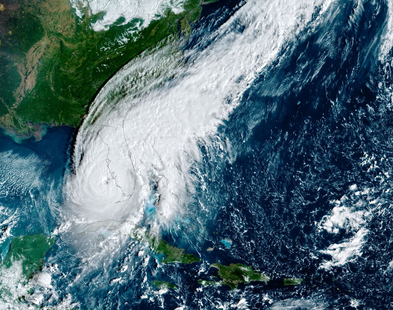 Una imagen satelital que muestra el paso de Ian en los momentos en que tocó tierra en el suroeste de Florida.