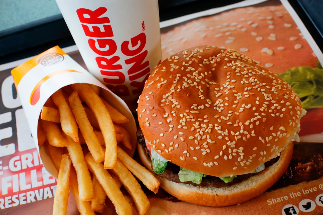 <b>Burger King. Calificación: F. </b>Tiene 7,226 restaurantes en EEUU y sus ventas en 2017 fueron 9,645 millones de dólares. Este restaurante maneja una política de uso de antibióticos, pero su implementación no fue verificada por un tercero. Los investigadores que prepararon el informe enviaron encuestas a cada cadena para evaluar si los restaurantes tienen una política de uso carne con antibióticos y esta empresa no respondió. Por eso obtuvo 0 de 100 puntos en su calificación.