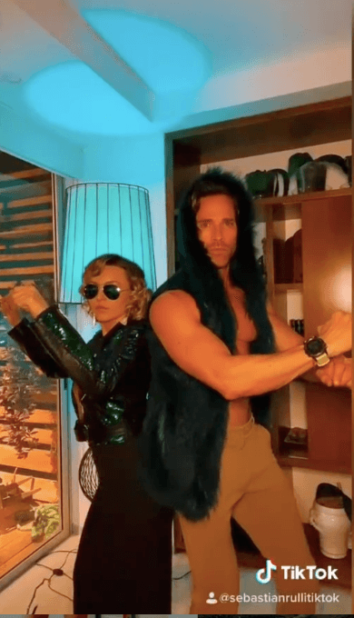 Para relajarse durante el confinamiento por la pandemia de COVID-19, los actores decidieron hacer 
<a href="https://www.tiktok.com/@sebastianrullitiktok?lang=en" target="_blank">videos en TikTok</a> y compartirlos con sus fans. En algunos se les puede ver bailando disfrazados.