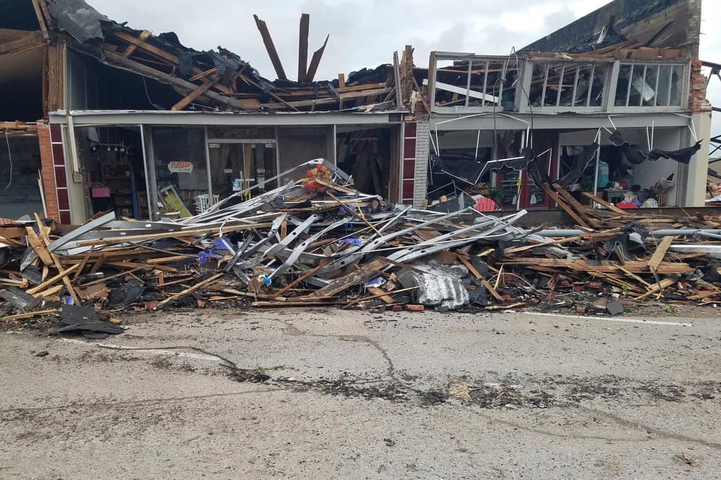 Al menos 5 muertos por una asombrosa racha de tornados el fin de semana en el centro de EEUU
