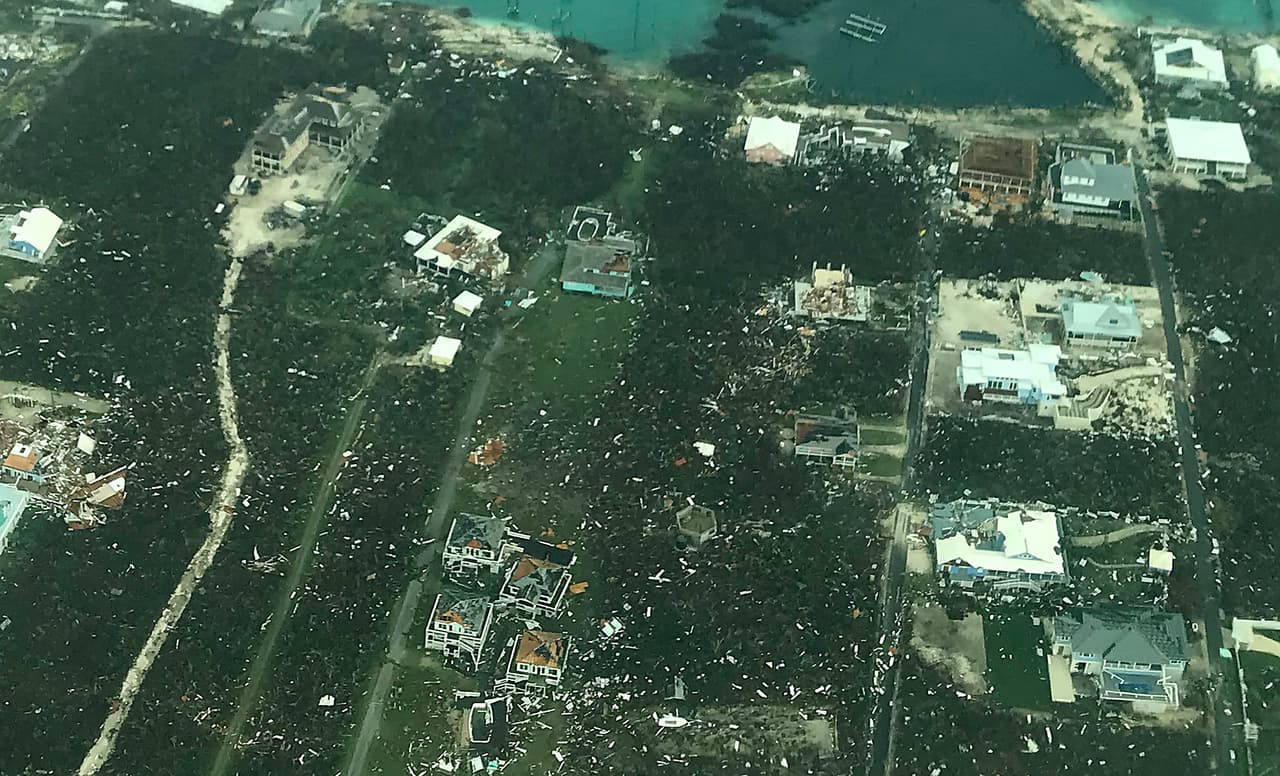 "Fue una vista horrible", dijo a los periodistas Phillip Brave Davis, líder de la oposición de Las Bahamas, luego de sobrevolar una de las islas del norte del territorio en un avión de la Guardia Costera de EEUU.