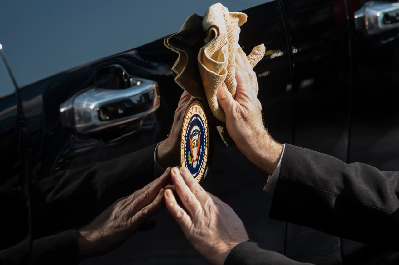 El presidente George W. Busch fue el primer mandatario nacional cuya limusina presidencial fue apodada por el Servicio Secreto con el código ‘The Beast’ o ‘La Bestia’ en español. Luego esta fue actualizada durante la administración de Barack Obama y también fue conocida como ‘Cadillac One’ por estar basada en apariencia en el Cadillac DTS 2008.