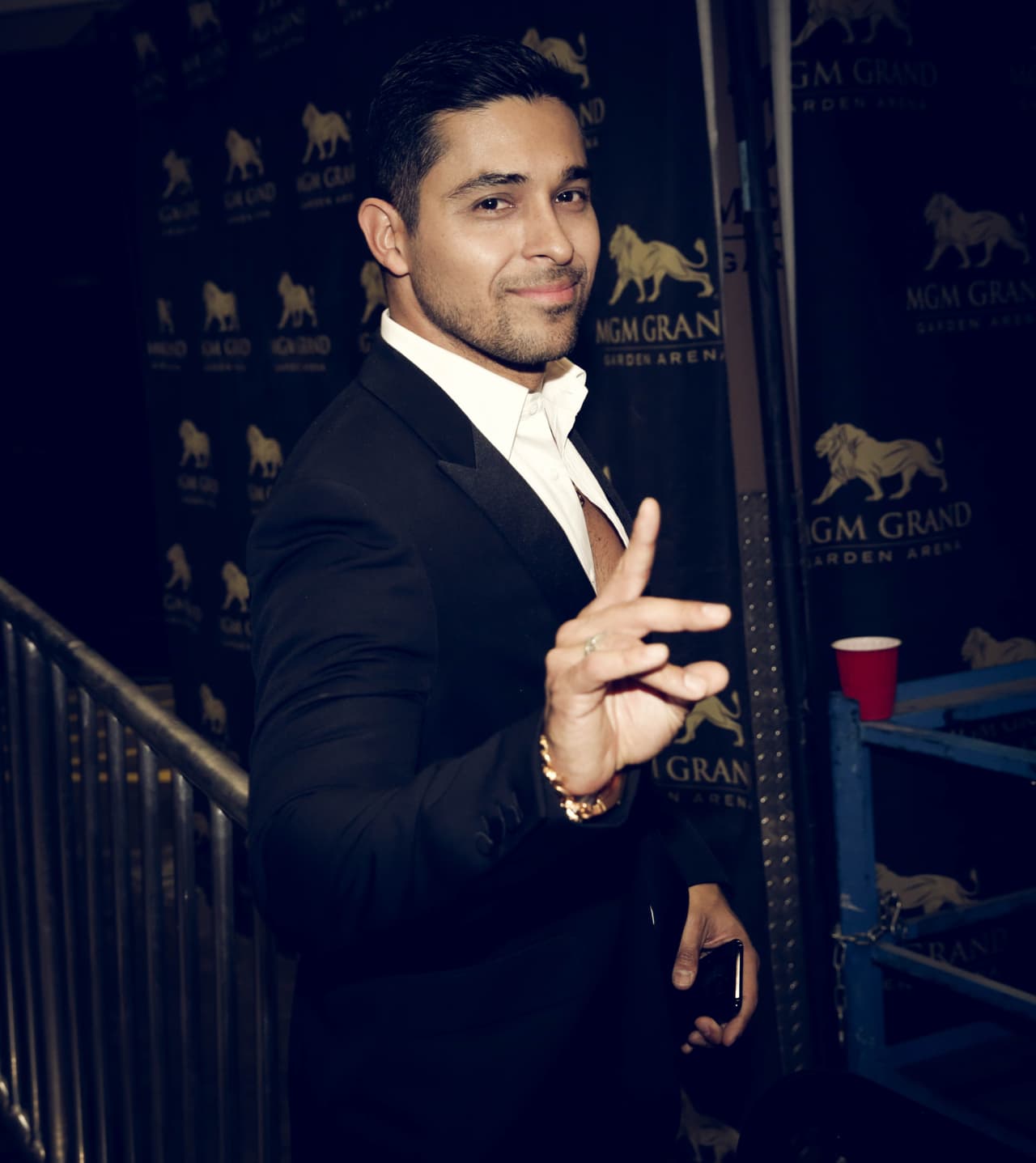 Wilmer Valderrama al bajar del escenario.