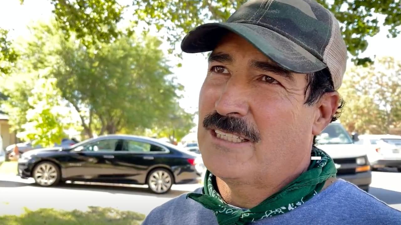 “Lo primero que se me vino a la mente 
<b>es que era un muñeco inflable de Halloween</b>”: dice Carlos Macías García, quien usó la lámpara de su teléfono celular para iluminar lo que había en el árbol y así vio el cadáver.