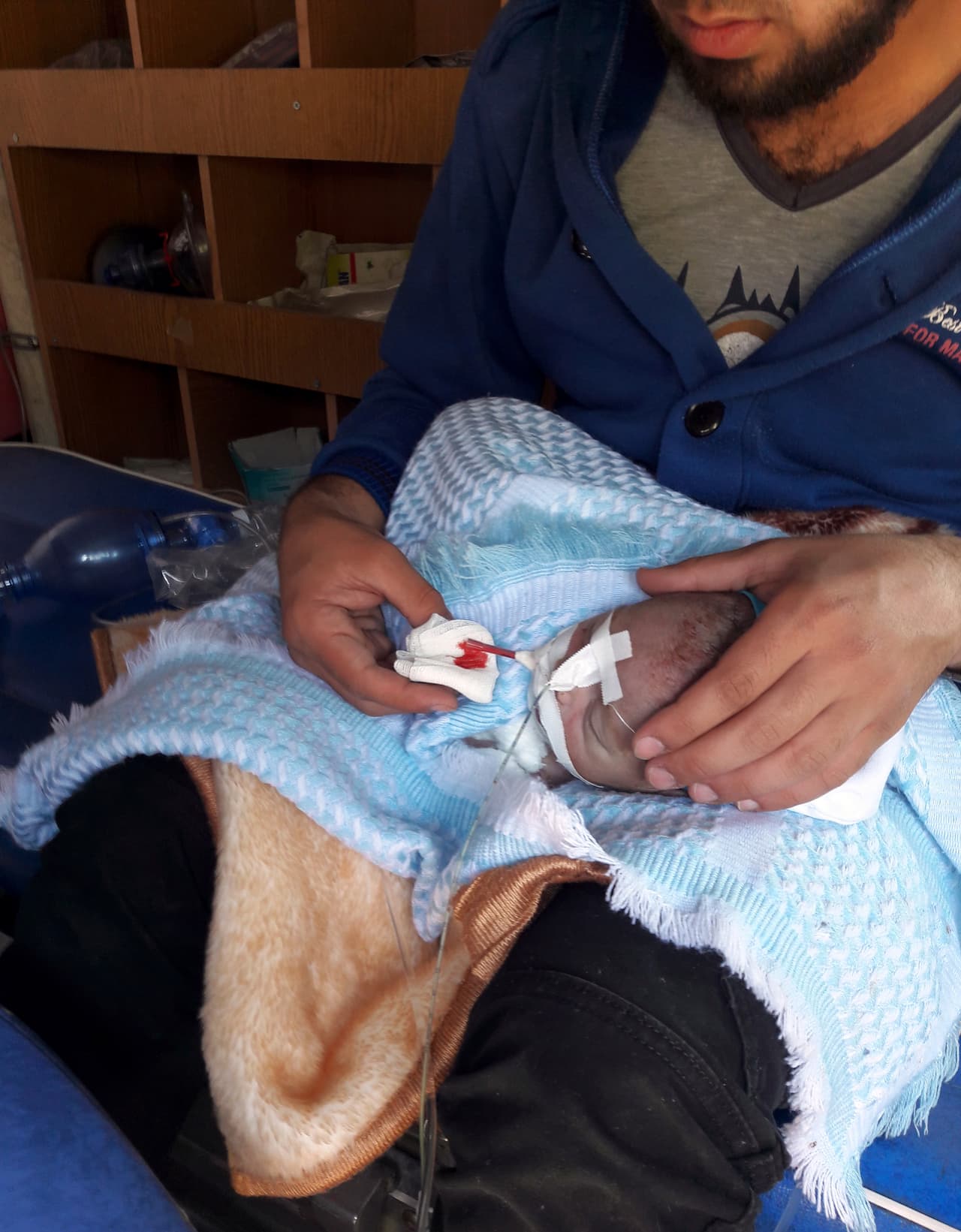 Un hombre sostiene a un bebé afectado por el supuesto ataque químico. Estados Unidos, Francia y Reino Unido presentaron el martes un proyecto de resolución en el Consejo de Seguridad condenando el ataque químico en Siria y llamando a una investigación completa y rápida. Se espera que Rusia lo vete.