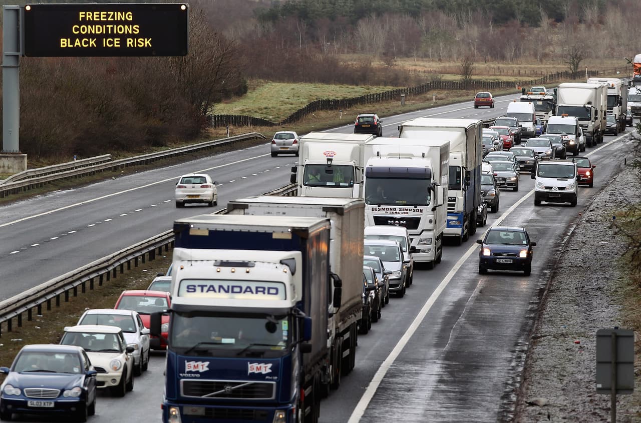 Disminuye la velocidad desacelerando. Levante los pies del acelerador por completo y mantén el volante fijo en la posición en la que se encuentra. Disminuir la velocidad le dará más control y evitará daños innecesarios.