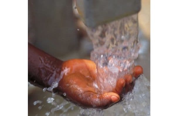 Bomba de agua $135: Este regalo permite a las personas acceder a agua potable en sus propias comunidades. Foto: Oxfam.
