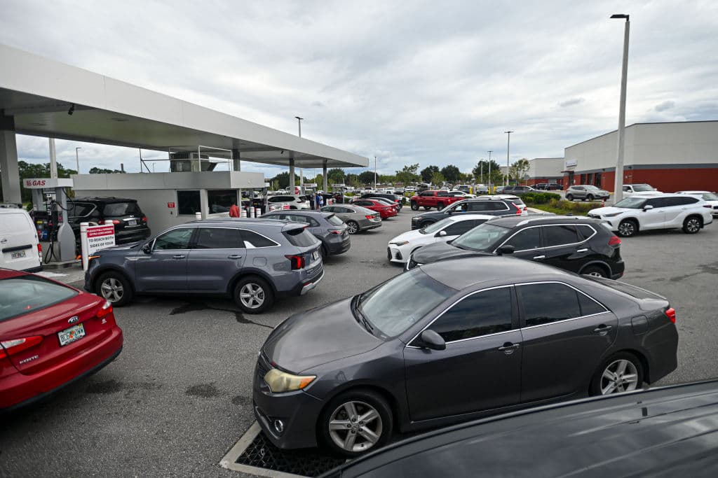 También en las estaciones para surtirse de gasolina se han registrado largas filas. En la imagen aparece una estación en Lakeland, Florida.