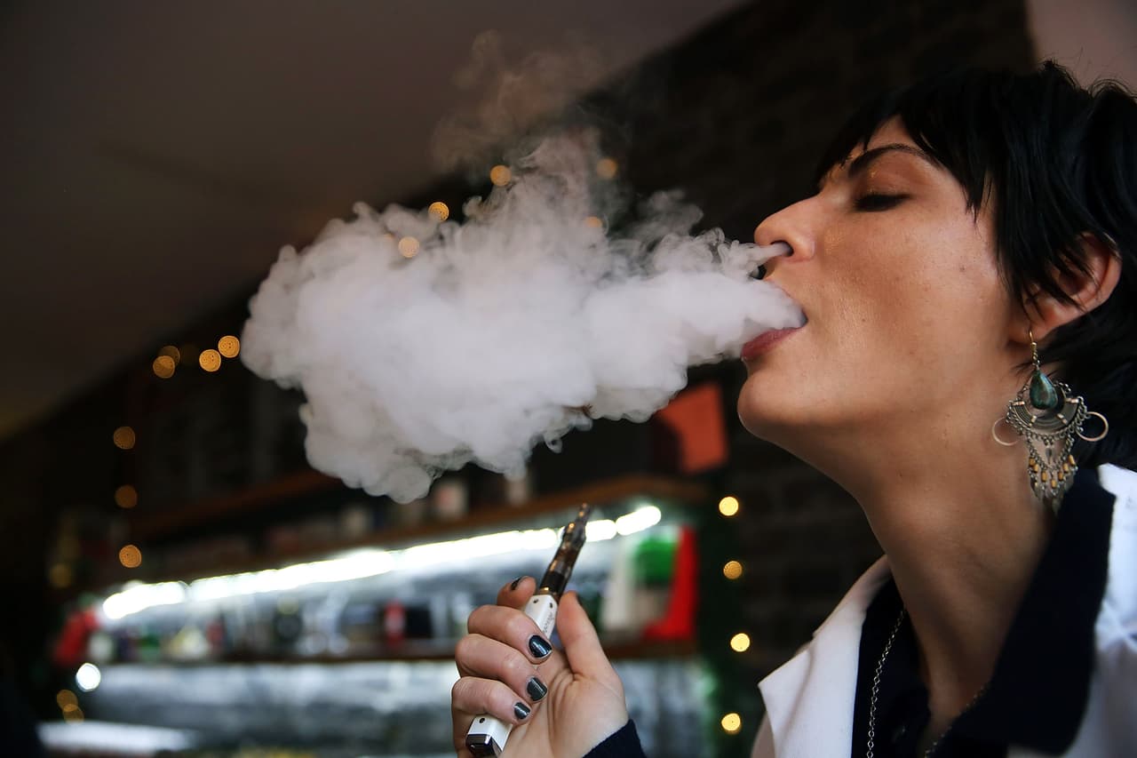 Hasta el 1 de octubre del 2019, se habían notificado a los CDC 1080 casos de lesión pulmonar asociada al uso de productos de cigarrillos electrónicos o vapeo de 48 estados y un territorio estadounidense.